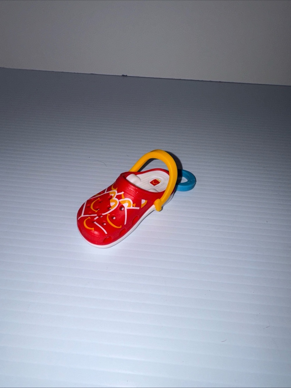 Exclusive No 2 CROCS Plastic Keychain Clip 2024 McDonald's HAPPY MEAL TOYS RED - Picture 5 of 11